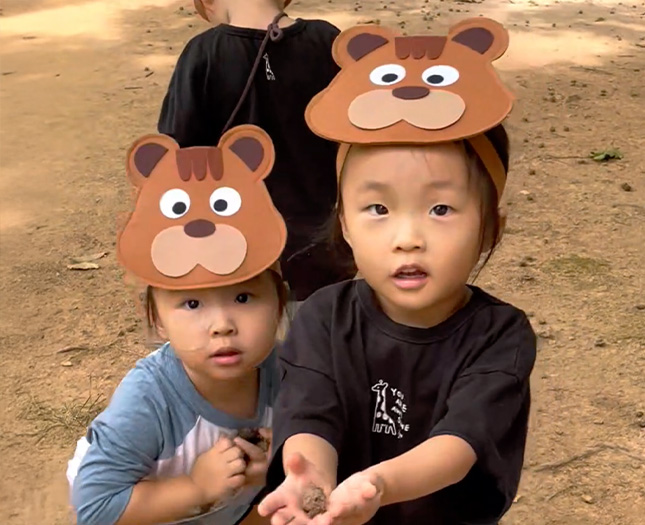 자연의 놀이터에서 바람 따라 웃는 아이들